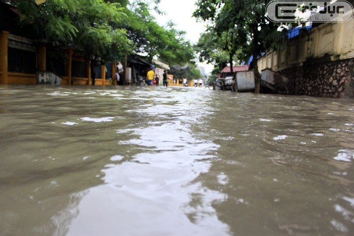 Biển nước mênh mông vẫn chưa chịu rút trên nhiều tuyến phố trong nội thành Hà Nội